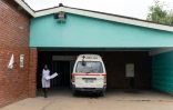 Une infirmière et une des trois ambulances en état de marche de la clinique Zengeza à Chitungwiza, au Zimbabwe, à 30 km au sud-est de Harare, le 20 mars 2020