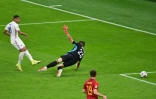 Kylian Mbappé bat de près le gardien espagnol et offre la victoire à la France en finale de la Ligue des nations à San Siro, le 10 octobre 2021 