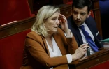 La présidente du groupe Rassemblement national Marine Le Pen (g), est assise à côté du député RN Jean-Philippe Tanguy (d) à l'Assemblée nationale, à Paris, le 13 mars 2023