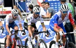 Le coureur français de Quick Step, Julian Alaphilippe (c.), participe aux championnats de France Elite hommes à Cholet, le 26 juin 2022