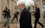 Le chef de la majorité républicaine au Sénat Mitch McConnell, dans les couloirs du Capitole à Washington DC, le 18 décembre 2020