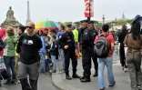 Des agents de police en patrouille, Place de la Concorde, avant le passage du peloton du Tour de France, le 26 juillet 2015 