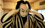 Le maître perruquier Tadashi Kamoji aide l'acteur Tanenosuke Nakamura à mettre sa perruque avant une représentation au théâtre Kabuki-za à Tokyo, le 13 avril 2026
