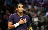 Félix Auger-Aliassime salue la foule après sa qualification pour la finale du Masters 1000 de Paris, le 1er novembre 2025