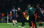 L'entraîneur du PSG Luis Enrique, en discussion avec son attaquant Khvicha Kvaratskhelia, pendant la rencontre contre Aston Villa lors du quart de finale aller de Ligue des champions, le 9 avril 2025 au Parc des Princes