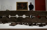 Des fers pour entraver les chevilles des esclaves au Rijksmuseum d'Amsterdam, dans le cadre d'une exposition sur l'esclavage, le 12 mai 2021 aux Pays-Bas