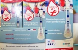 Des tests de dépistage du Sida, disposés dans une pharmacie, à Paris, le 14 septembre 2015