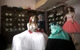 Une jeune Palestinienne regarde des robes de mariées dans une boutique à Gaza, le 5 avril 2016
