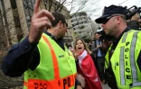 Une militante pro-gouvernement turc est maîtrisée par la police, en bordure d'une manifestation des opposants à la visite du président turc Recep Tayyik Erdogan à Washington, le 31 mars 2016