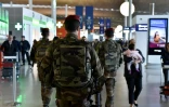 Militaires français en patrouille le 23 mars 2016 à l'aéroport Charles de Gaulle à Roissy