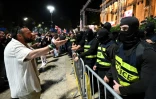 Un manifestant apostrophe les forces de l'ordre, le 28 avril 2024 à Tbilissi