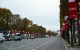 L'avenue des Champs Elysées quasiment désertée par les automobilistes à Paris, le 14 novembre 2015