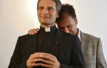 Le père Krysztof Olaf Charamsa et son compagnon Eduardo le 3 octobre 2015 à Rome