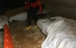 Un secouriste à l'intérieur de l'hôtel enseveli après une avalanche à Farindola, en Italie, le 21 janvier 2017 