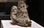 Une sculpture de pieds chaussés de sandales lacées de légionnaires romains lors de l'exposition "Aux pieds des dieux" au palais Pitti de Florence, le 30 janvier 2020 en Italie