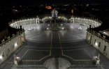 La place Saint-Pierre, le 2 avril 2021, où le pape François a présidé son deuxième Chemin de Croix d'affilée sans public à cause du Covid mais avec la participation d'enfants italiens.