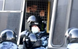 Un manifestant enfermé dans un bus de la police, le 2 février 2021 à Moscou