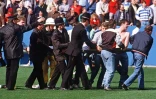 Des policiers et des supporters aident à évacuer des blessés du stade d'Hillsborough (Royaume-Uni) le 15 avril 1989, où une bousculade a coûté la vie à 96 personnes