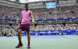 Carlos Alcaraz s'apprête à servir contre Jannick Sinner en finale de l'US Open, le 7 septembre 2025 à New York
