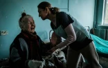 Une infirmière parle à une Ukrainienne déplacée âgée de 81 ans dans un hôpital de Severodonetsk dans l'Est de l'Ukraine, le 22 avril 2022