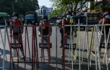 Des policiers bloquent les accès au siège de la Ligue nationale pour la démocratie (LND), le parti d'Aung San Suu Kyi, à Rangoun le 15 février 2021
