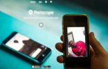 Photo prise le 15 février 2016 d'une personne en train de regarder sur son smartphone une vidéo de Serge Aurier, alors défenseur du PSG, diffusée sur Periscope. Le joueur avait été à l'origine d'une polémique en qualifiant de "fiotte" son entraîneur de l'époque Laurent Blanc sur le réseau social.