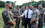 Le présidents Emmanuel Macron (c) rencontre les membres du 3e régiment étranger d'infanterie de la Légion étrangère française à la base opérationnelle avancée (BAO) de Camopi, le 25 mars 2024 en Guyane