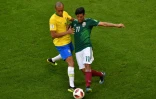 Le défenseur du Brésil Joao Miranda (g) à la lutte avec l'attaquant brésilien Carlos Vela en 8e de finale du Mondial, le 2 juillet 2018 à Samara