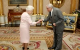 David Hockney et la reine Elizabeth II à Buckingham Palace le 22 mai 2012