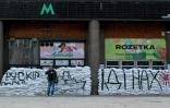 Un homme devant une entrée de métro de Kiev, protégée par des sacs de sable le 22 juin 2022 