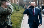 Le président américain Joe Biden salue des militaires lors d'une visite le 25 janvier 2022 dans une caserne de Washington