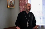 Le père Ioann Bourdine, 50 ans, chez lui à Nikolskoye, le 25 avril 2022