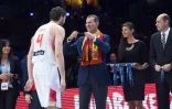 Le pivot espagnol Pau Gasol reçoit la médaille d'or des mains du Roi Felipe VI après l'Euro remporté par son équipe à Villeneuve-d'Ascq, le 20 septembre