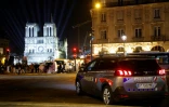 Une voiture de police patrouille près de Notre-Dame de Paris à la veille de sa réouverture officielle après cinq années de restauration, à Paris le 6 décembre 2024