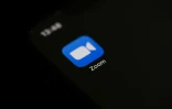 Le logo de l'application Zoom photographié sur un téléphone portable, à Paris le 27 mai 2020