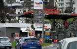 Les prix des carburants à une station-services de Harfleur, près du Havre, le 5 mars 2022
