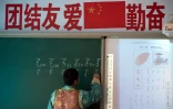 Shi Junguang dans sa salle de classe de l'école primaire à Sanjiazi en Chine, le 4 mai 2016