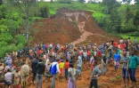 Photo publiée le 22 juillet 2024 par le département de la communication de la zone administrative de Gofa, dans le sud-ouest de l'Ethiopie, montrant des personnes sur les lieux d'un glissement de terrain