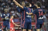 L'attaquant de Lyon Moussa Dembele félicité par ses coéquipiers après l'un de ses deux buts à Dijon, le 26 septembre 2018  