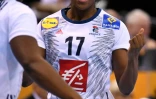 La Française Siraba Dembélé après un but face à la Norvège en finale du Mondial féminin de hand, le 17 décembre 2017 à Hambourg