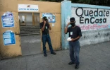 Surveillance par des miliciens d'un bureau de vote à Caracas, le 6 décembre 2020