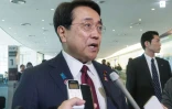 Le ministre de la Revitalisation économique Ryosei Akazawa, négociateur japonais sur les droits de douane avec le gouvernement américain, parle aux journalistes avant de s'envoler pour Washington, le 16 avril 2025 à l'aéroport de Tokyo-Haneda 