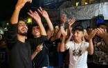Des Palestiniens célèbrent l'annonce d'un cessez-le-feu entre le Hamas et Israël le 9 octobre 2025 à Khan Younès, dans la bande de Gaza. 
