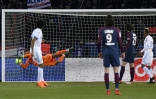 Le gardien du Paris Saint-Germain, Alphonse Areola, sauvant un ballon au cours du match face à MParseille, le 25 février 2018 au Parc des Princes, près de Paris