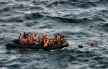Des migrants partis de Turquie, tentent de rejoindre sur une embarcation l'île grecque de Lesbos, le 30 septembre 2015, en traversant la mer Egée