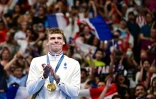 Le nageur Léon Marchand, médaille d'or du 200 m quatre nages, à l'Arena Paris La Défense à Nanterre, lors des Jeux Olympiques de Paris, le 2 août 2024