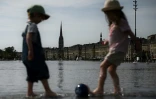 Des enfants jouent au ballon sur le "miroir d'eau", à Bordeaux, le 18 mai 2022