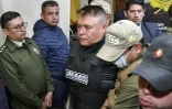 Le chef de l'armée bolivienne, le général Juan José Zuniga (c), escorté par des policiers après son arrestation pour avoir tenté de renverser le président Luis Arcce, le 26 juin 2024 à La Paz