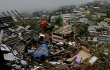 Un membre des équipes de secours cherche des survivants à Petropolis, au Brésil, le 16 février 2022