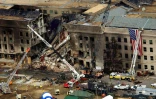 Des équipes de pompiers, des agents du FBI et des secouristes travaillant au Pentagone éventré par un avion le 14 septembre 2001